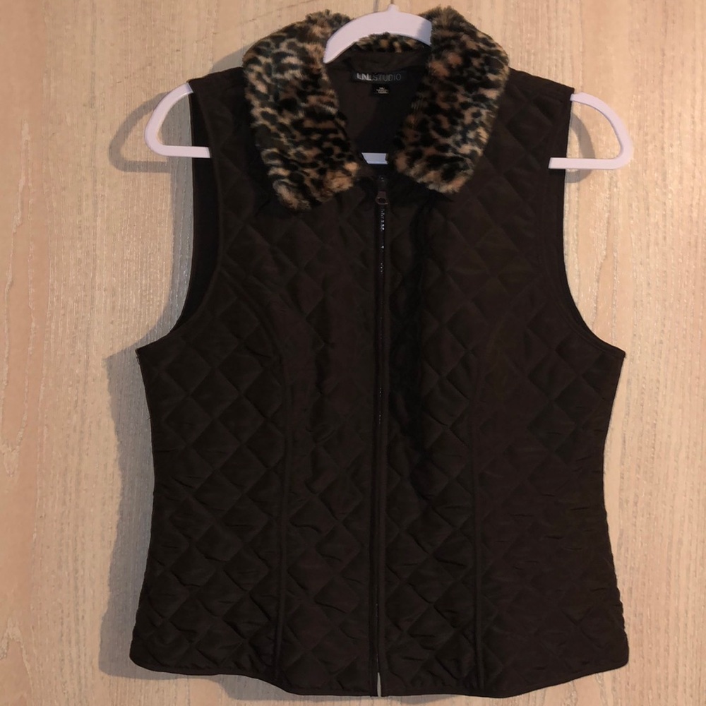 I.N. Studio Brown Vest with Leopard Print Collar M